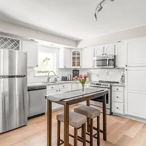 Apartment Spotless 4br Near Clt Uptown, Fast Wi-fi, Charlotte